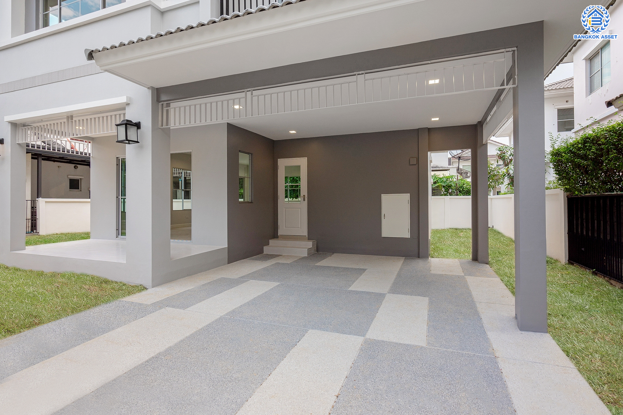 บ้านมือสองตกแต่งใหม่ คุณภาพแบรนด์ LH ม.ชัยพฤกษ์ ราชพฤกษ์-แจ้งวัฒนะ หลังใหญ่ เนื้อที่ 59.9 ตร.ว. ฟังก์ชัน 3 ห้องนอน 3 ห้องน้ำ 2 ที่จอดรถ ภายในตกแต่งหรูหรา บนทำเลศักยภาพติดถนนราชพฤกษ์ เชื่อมสู่แจ้งวัฒนะได้อย่างรวดเร็ว และเพียง 10 นาทีถึงรถไฟฟ้า "สถานีบางรักใหญ่"